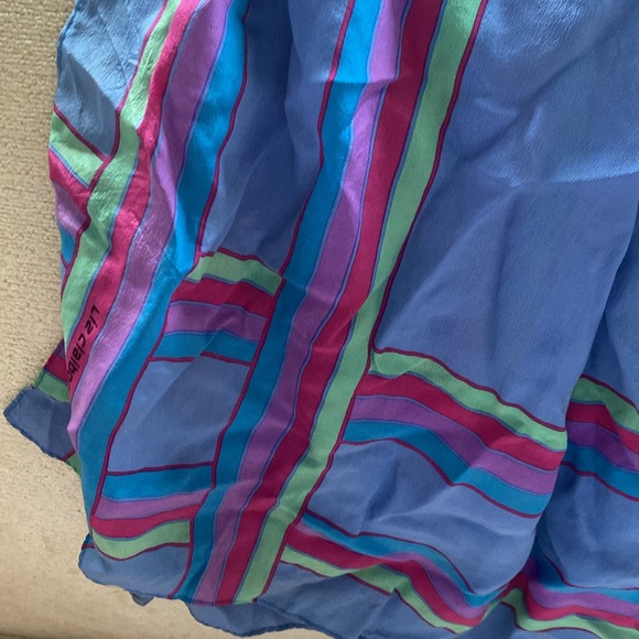 Nine silk scarves. Some never worn and some lightly loved. - Picture 2 of 16